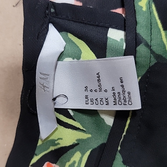 H&M Size 6 Black w/ Pink Floral Pattern Sleeveless Blouse Criss Cross Split Back - Picture 9 of 11